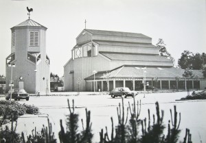 34. Gottsunda kyrka. Kyrkan och klockstapeln.